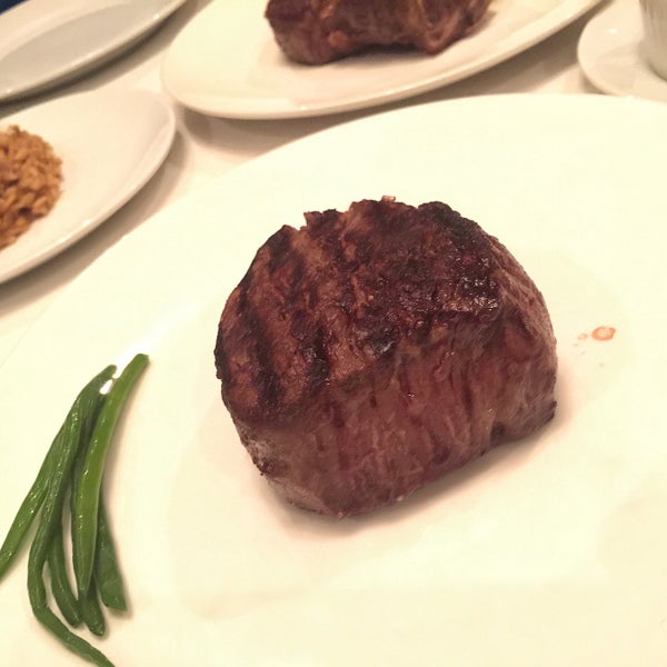 Foto tirada no(a) Elbert&#39;s Steak Room por Dr M. em 6/3/2015