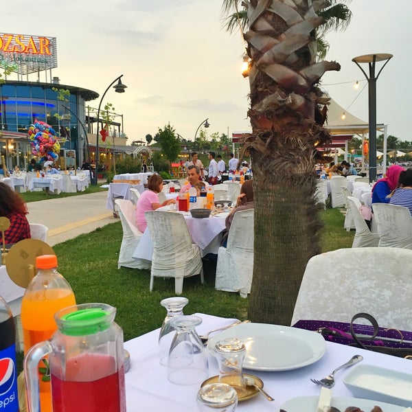 Das Foto wurde bei Özsar Restaurant von Kübra Ö. am 6/26/2016 aufgenommen