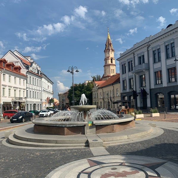 8/30/2023 tarihinde Lexiziyaretçi tarafından Rotušės aikštė  | Town Hall Square'de çekilen fotoğraf