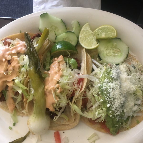 Foto diambil di Tacos El Bronco oleh Monica pada 8/26/2017