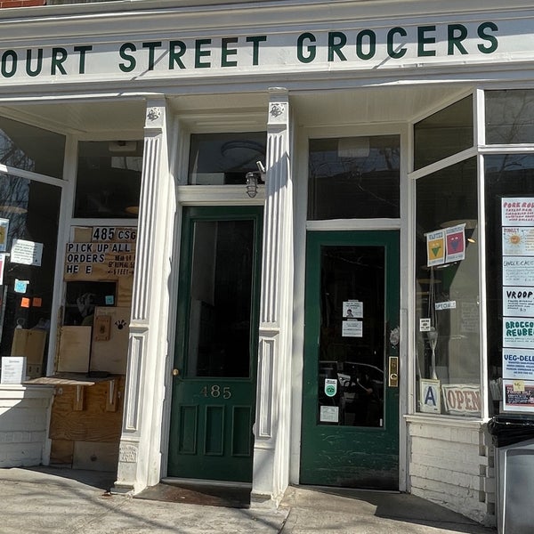 Foto tirada no(a) Court Street Grocers por Monica em 3/18/2022