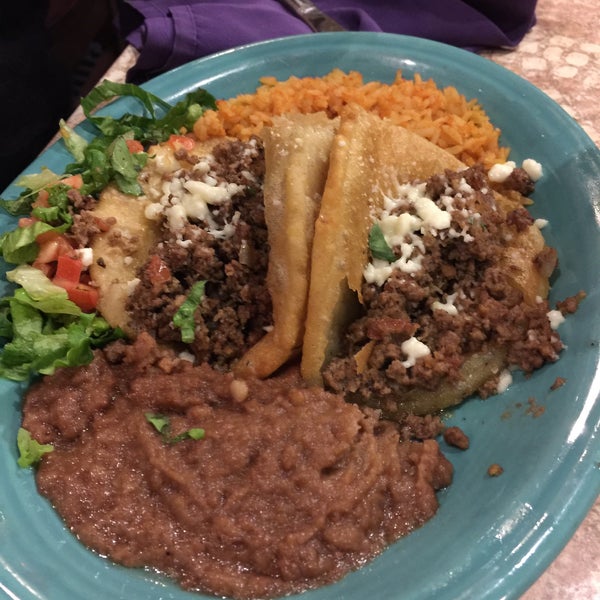รูปภาพถ่ายที่ El Chaparral Mexican Restaurant โดย Jonathan V. เมื่อ 12/20/2015