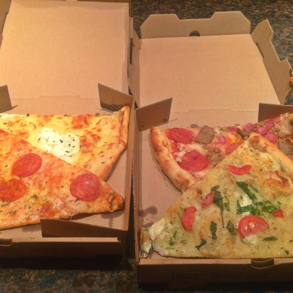 Das Foto wurde bei Panino&#39;s Pizza &amp; Grill von Angela am 6/8/2015 aufgenommen