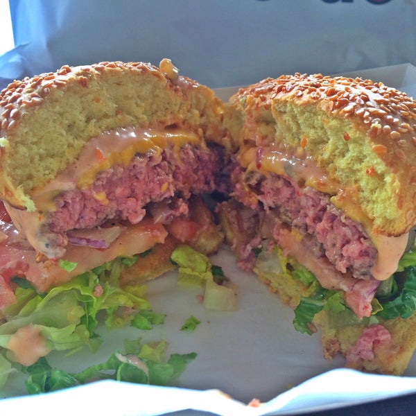 Das Foto wurde bei Charm City Burger Company von Angela am 6/25/2015 aufgenommen
