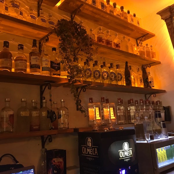 Foto diambil di Alaçatı Shot Bar oleh Ömer A. pada 7/23/2017
