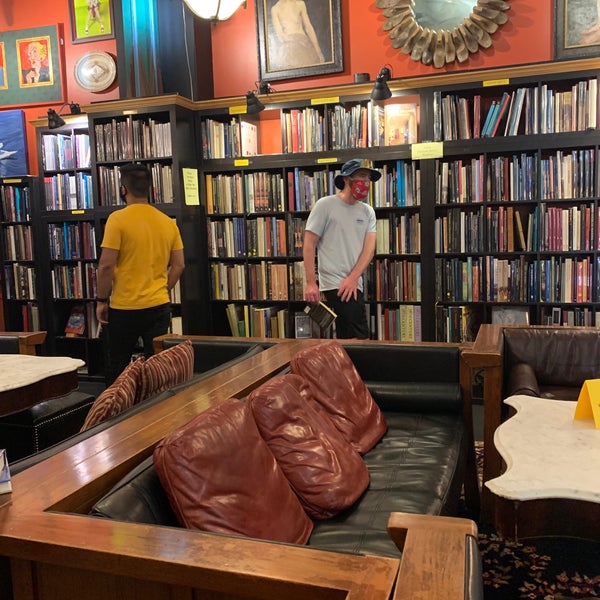 Foto scattata a Battery Park Book Exchange And Champagne Bar da Anamika J. il 9/6/2020