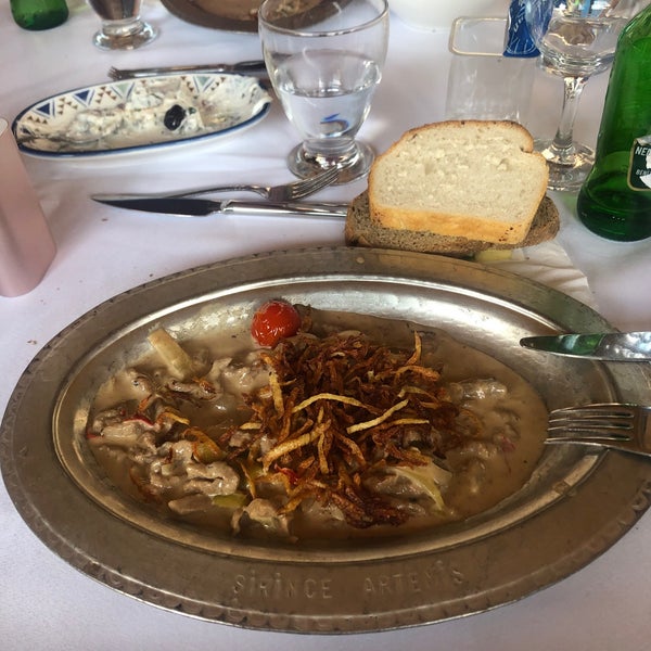 Das Foto wurde bei Artemis Restaurant &amp; Şarap Evi von Esen İ. am 6/21/2022 aufgenommen