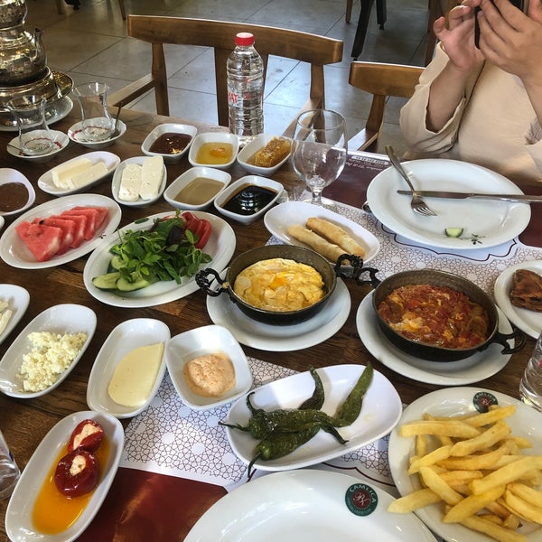 Снимок сделан в Çamlıca Restaurant Malatya Mutfağı пользователем Esen İ. 8/28/2021