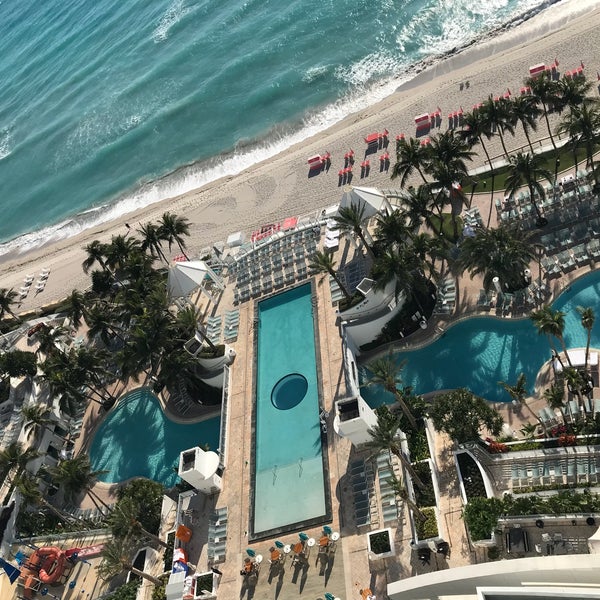 3/25/2018에 Mighty Q님이 Pool at the Diplomat Beach Resort Hollywood, Curio Collection by Hilton에서 찍은 사진