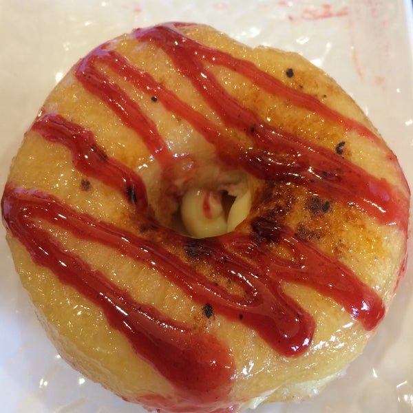 รูปภาพถ่ายที่ Glazed Doughnuts &amp; Cafe โดย Mighty Q เมื่อ 8/23/2015