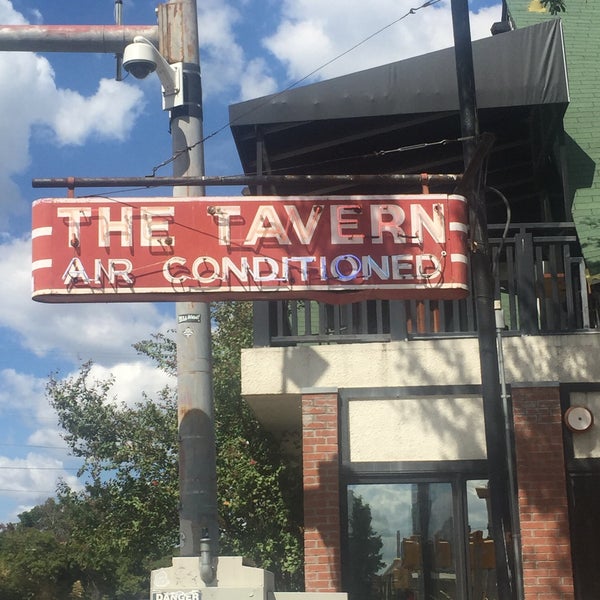 Foto tirada no(a) The Tavern por Lindsay W. em 9/19/2015
