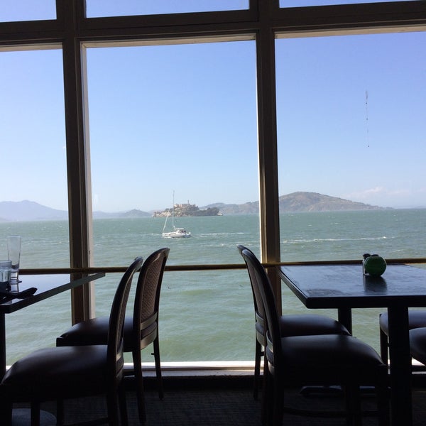 Foto tirada no(a) Neptune&#39;s Waterfront Grill &amp; Bar por Lauren F. em 5/6/2015