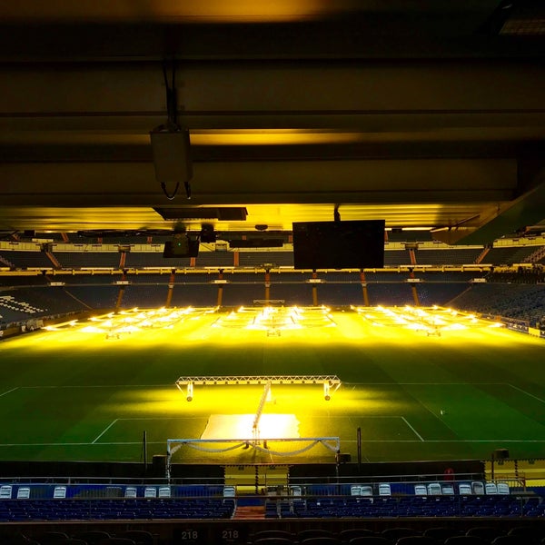 Foto diambil di Real Café Bernabéu oleh Jesus B. pada 1/22/2019