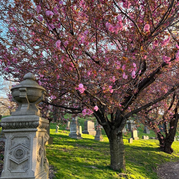 Foto diambil di Green-Wood Cemetery oleh Kara R. pada 4/16/2024