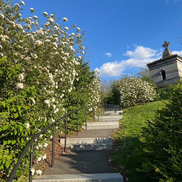 Foto tirada no(a) Green-Wood Cemetery por Kara R. em 4/16/2024