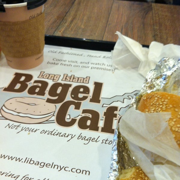 5/18/2013 tarihinde Carolyn F.ziyaretçi tarafından Long Island Bagel Cafe'de çekilen fotoğraf