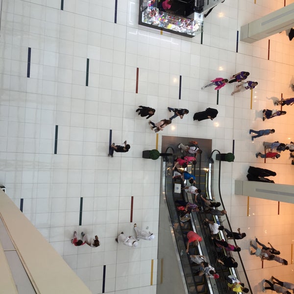 Foto tirada no(a) The Dubai Mall por Omar A. em 8/21/2015