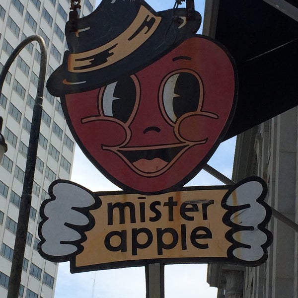 4/24/2014 tarihinde Julianna O.ziyaretçi tarafından Mister Apple Candy Store'de çekilen fotoğraf