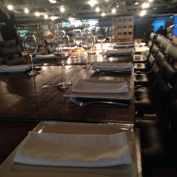 Foto diambil di MONKIS Restaurante - Bar oleh Oscar S. pada 10/3/2014