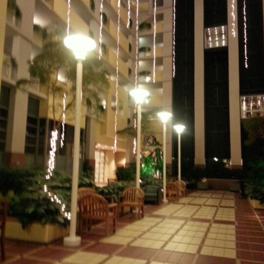 รูปภาพถ่ายที่ Embassy Suites by Hilton โดย Charlie V. เมื่อ 11/22/2012