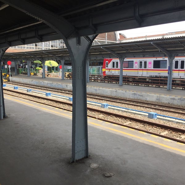 Foto diambil di Stasiun Jakarta Kota oleh Ari T. pada 4/22/2019