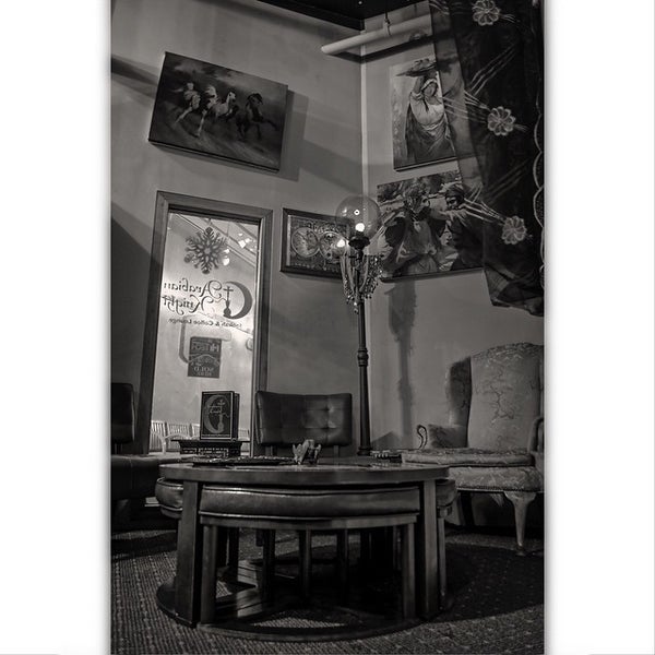 Foto tirada no(a) Arabian Knight Hookah &amp; Coffee Lounge por Seth D. em 2/11/2015