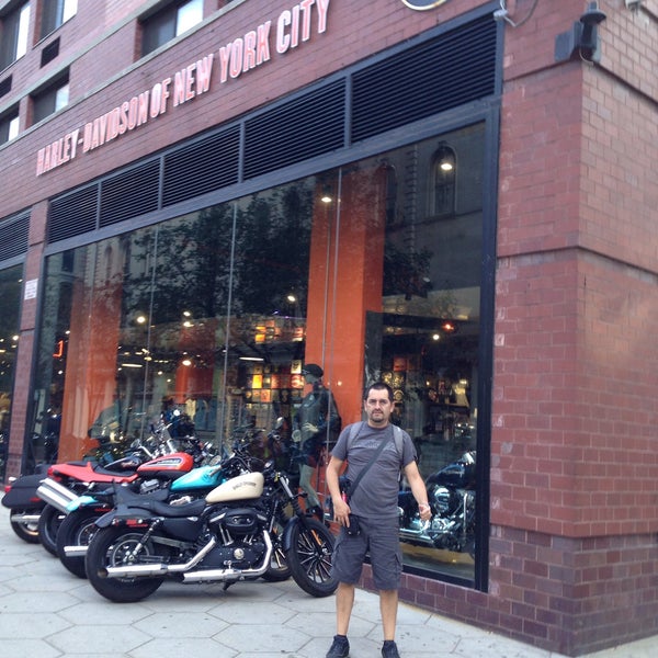 9/19/2015 tarihinde Ramon R.ziyaretçi tarafından Harley-Davidson of New York City'de çekilen fotoğraf