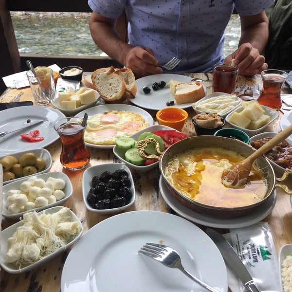 Das Foto wurde bei Çinçiva Kafe von .. Özgür .. am 8/17/2019 aufgenommen