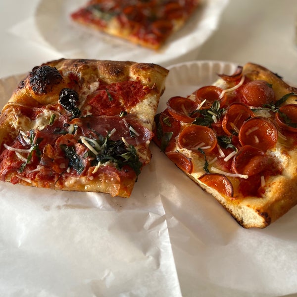 Foto tirada no(a) Williamsburg Pizza por Varun A. em 5/1/2022