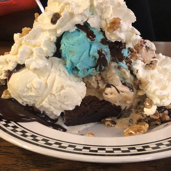 Foto diambil di Jaxson&#39;s Ice Cream Parlour, Restaurant &amp; Country Store oleh Mike O. pada 1/5/2019