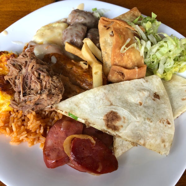 Photo taken at Totopos Gastronomia Mexicana by Binho on 10/31/2021