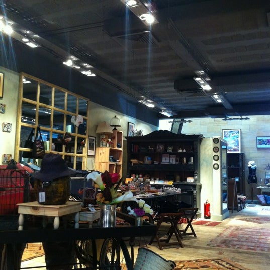 รูปภาพถ่ายที่ The Store โดย Khayra B. เมื่อ 10/22/2012