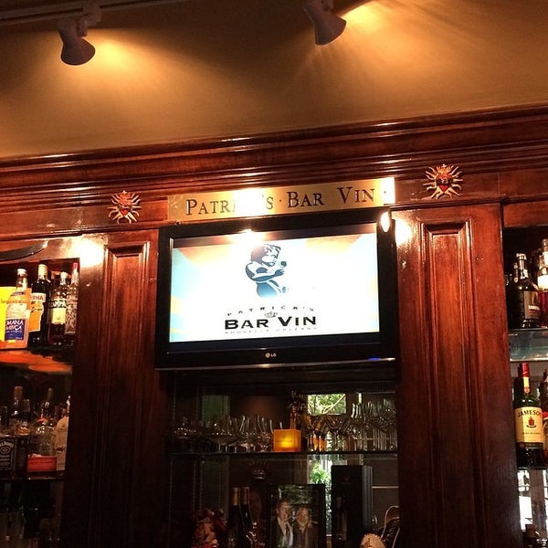 Foto tirada no(a) Patrick&#39;s Bar Vin por Peter C. em 4/6/2014