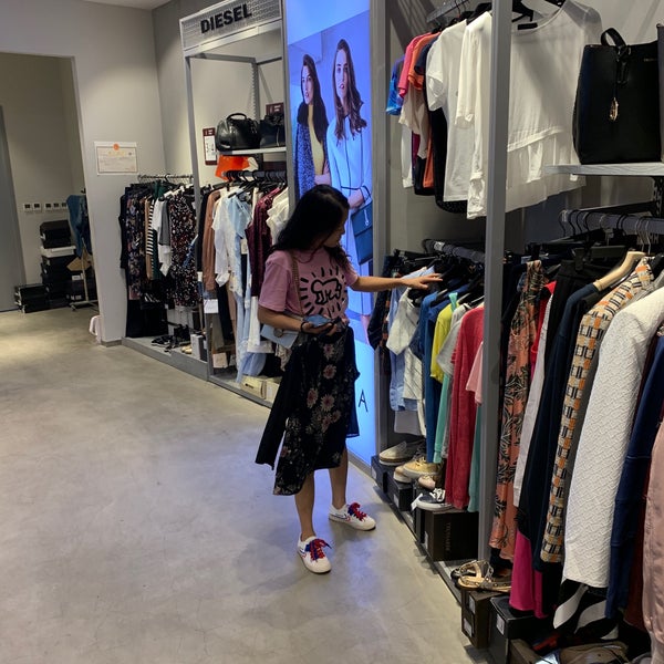 Das Foto wurde bei Super Brand Mall von Jc L. am 8/27/2019 aufgenommen