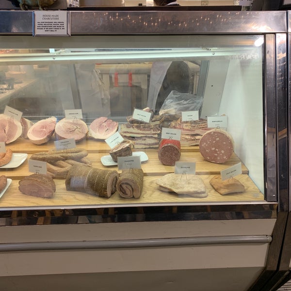 Das Foto wurde bei Dickson&#39;s Farmstand Meats von Jc L. am 3/8/2019 aufgenommen