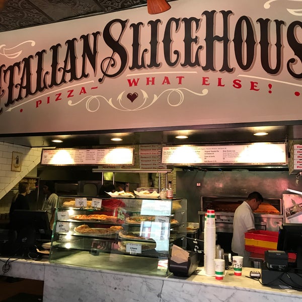 Foto scattata a Tony&#39;s Coal-Fired Pizza &amp; Slice House da Sergi P. il 2/22/2019