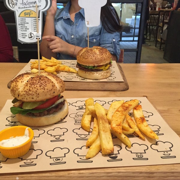 Foto tirada no(a) Şef&#39;s Burger por Yasemin H. em 10/14/2015