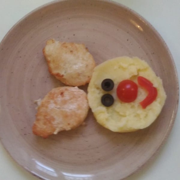 Детское блюдо:картофельное пюре с куриными котлетками