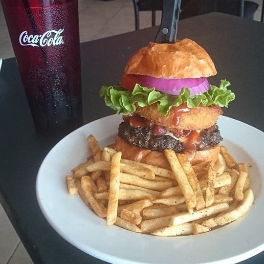 Foto scattata a Burgers &amp; Suds da Burgers &amp; Suds il 8/10/2014