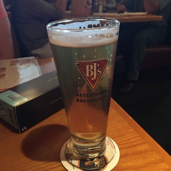 Photo taken at BJ&#39;s Restaurant &amp; Brewhouse by Hilmar I. on 6/5/2015
