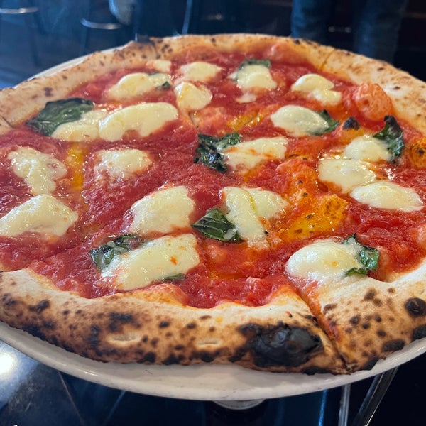 Foto tirada no(a) Tony’s Pizza Napoletana por Lawrence L. em 6/9/2023