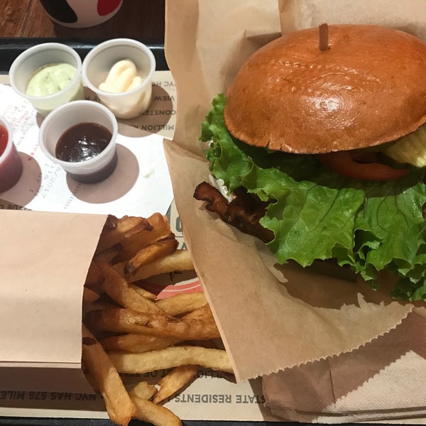 9/27/2017 tarihinde Mariela R.ziyaretçi tarafından New York Burger Co.'de çekilen fotoğraf