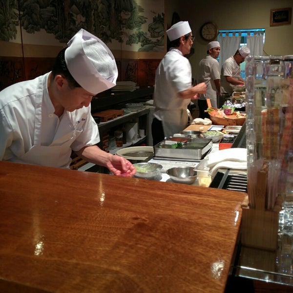 รูปภาพถ่ายที่ Toni&#39;s Sushi Bar โดย Rob M. เมื่อ 11/30/2013