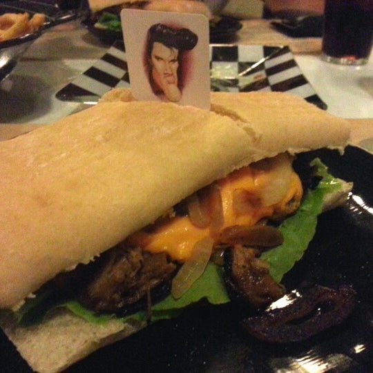 Foto tomada en JukeBox Finest Burger  por Victor C. el 4/1/2013
