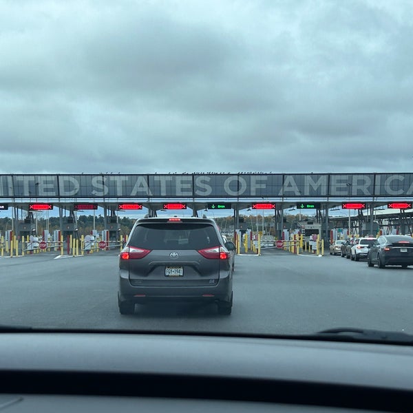 U.S./Canada Border ChamplainSt. Bernard de Lacolle Crossing 71 tips