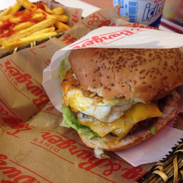 Снимок сделан в Egg &amp; Burger пользователем Michael 5/5/2014