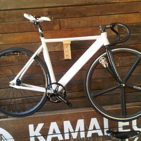 รูปภาพถ่ายที่ Kamaleon Bikes โดย Mauro M. เมื่อ 12/24/2012