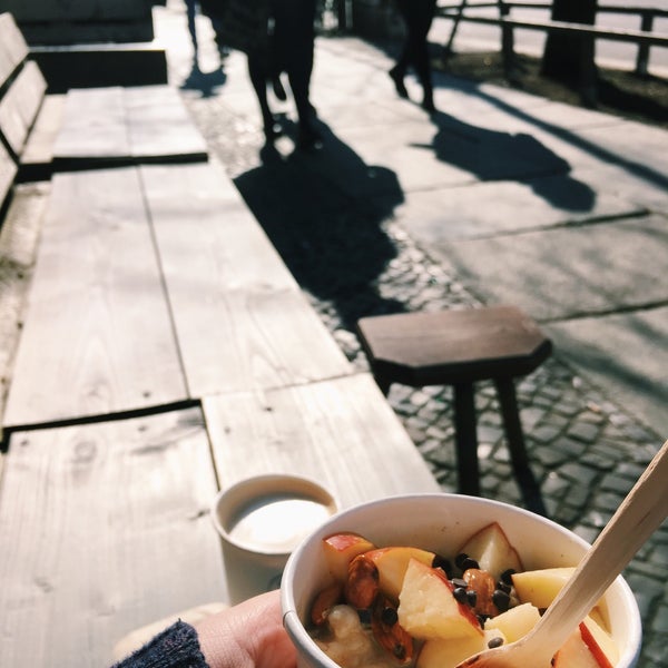 Cooler Ort, tolles Frühstück, bei Sonne draußen auf der Bank an der Boxhagener Straße sitzen ist a must!