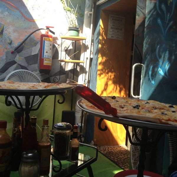 รูปภาพถ่ายที่ La Voragine Pizzería Bar โดย Mariana Z. เมื่อ 3/10/2013