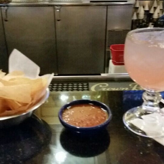 Foto diambil di La Parrilla Mexican Restaurant oleh Nicole E. pada 7/20/2015